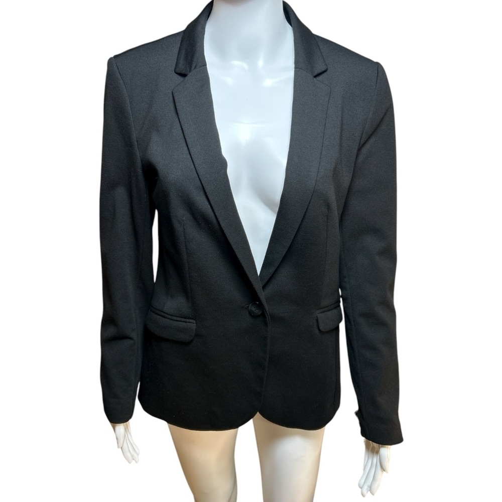 H&M Women’s black tailored one-button blazer with pockets
